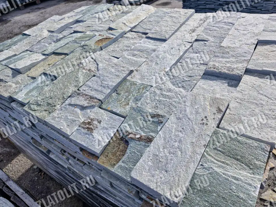 брусчатка из серо-зелёного златолита для мощения в наличии от производителя